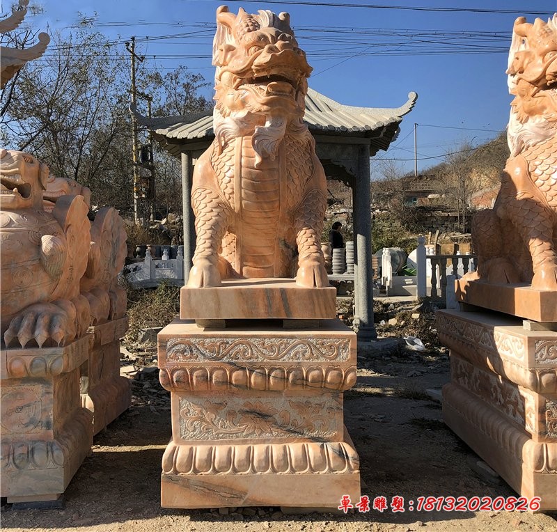 门口麒麟石雕，晚霞红古代神兽