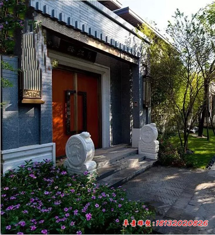 门口狮头抱鼓石，门墩石雕