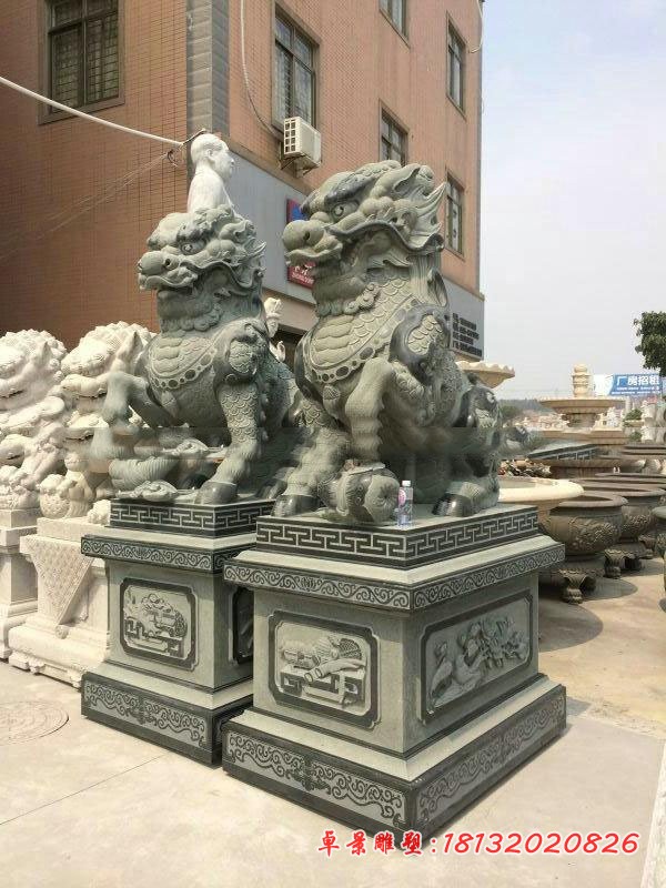 青石仿古麒麟 门口踩球麒麟石雕