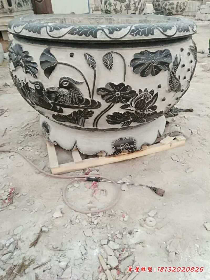 青石仿古水缸，荷花鲤鱼鸳鸯浮雕石水缸