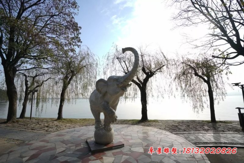 石雕踩球的大象，公园景观石雕