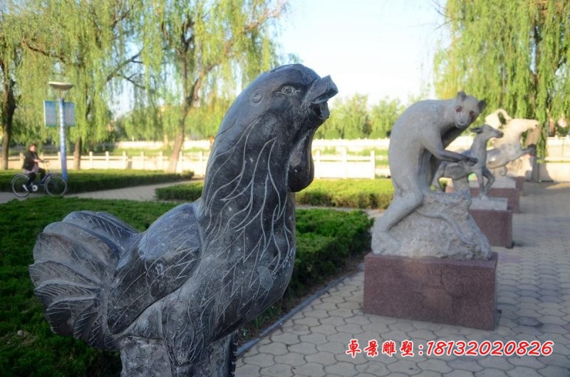 石雕公鸡，公园动物雕塑