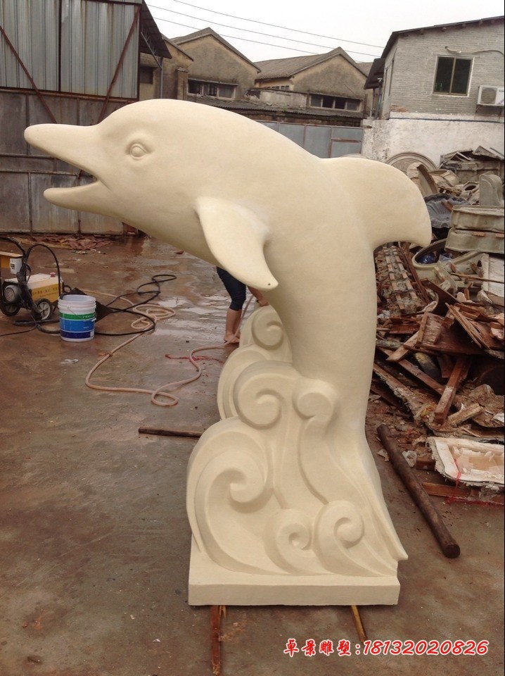 石雕海豚，公园动物雕塑