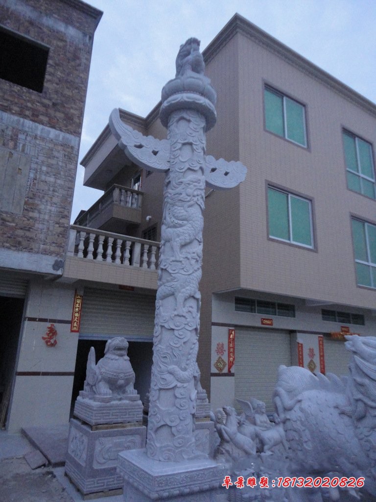 石雕盘龙柱，广场龙柱雕塑