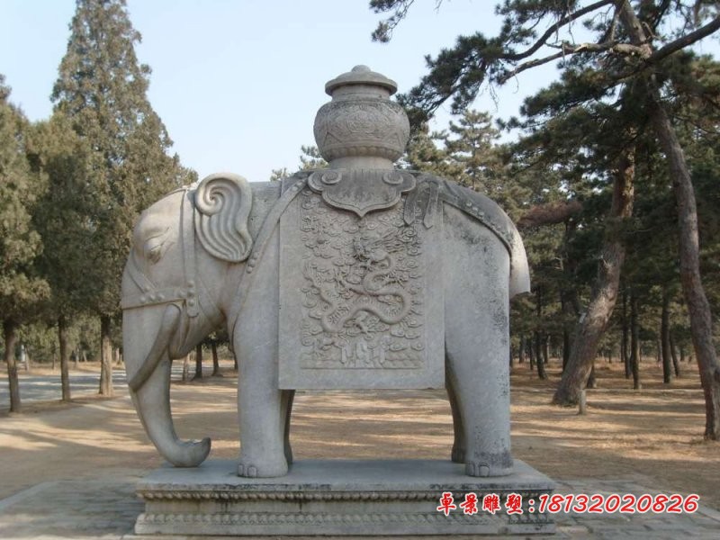 驮着宝盆的大象石雕，门口大象石雕