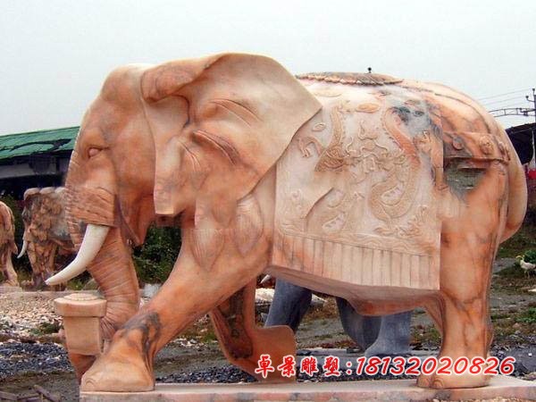 鼻卷如意的大象石雕,晚霞红门口大象雕塑