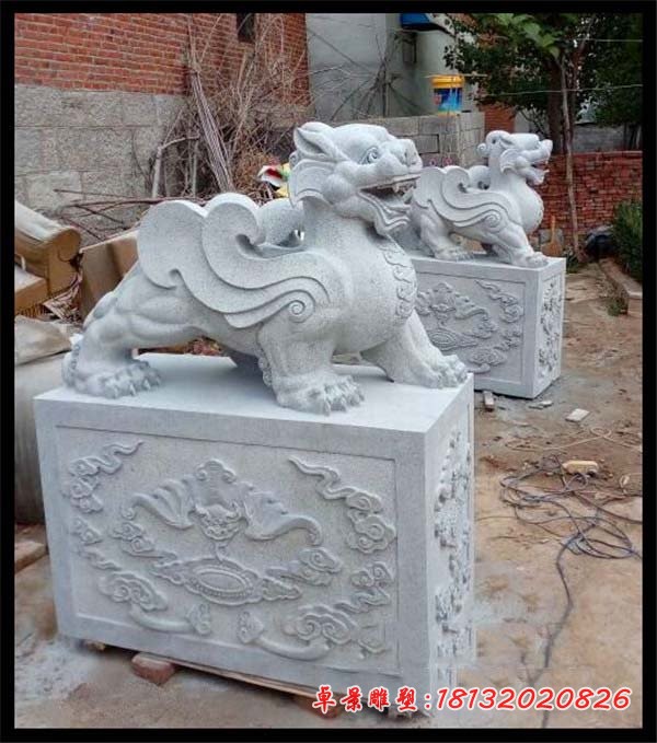 大理石立着的貔貅石雕。 门口镇宅貔貅雕塑