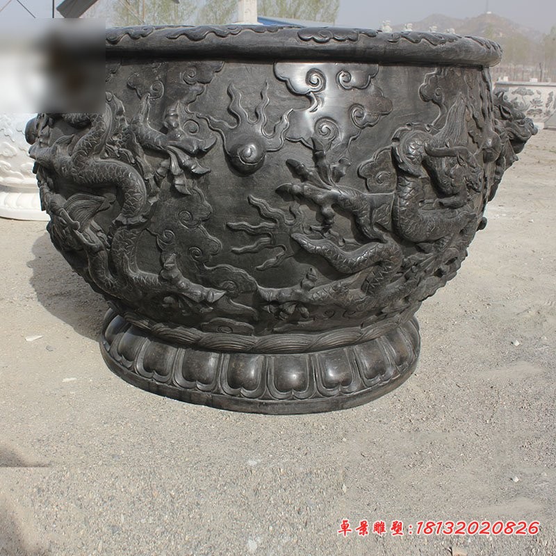 龙戏珠浮雕水缸，圆形石水缸