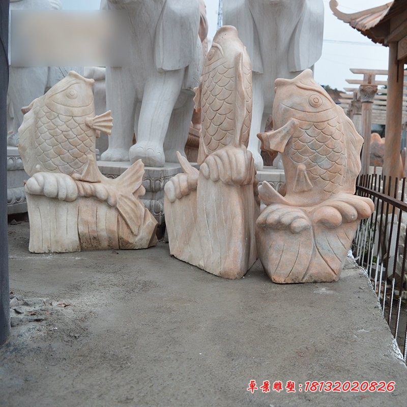 喷水鱼石雕，晚霞红石雕鱼