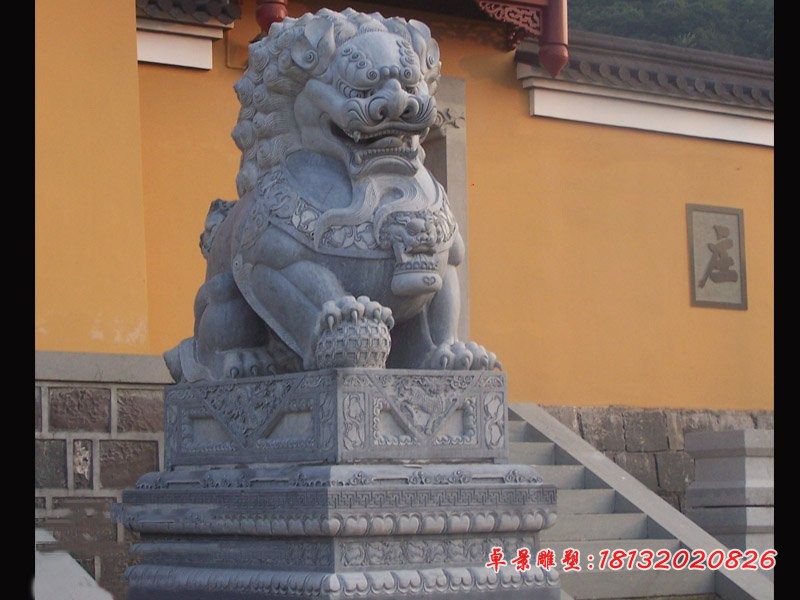 青石踩球北京狮 寺庙门口石狮子