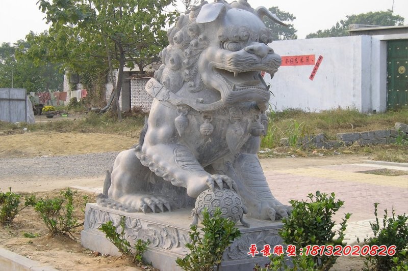 青石踩球石狮子,看门狮子石雕