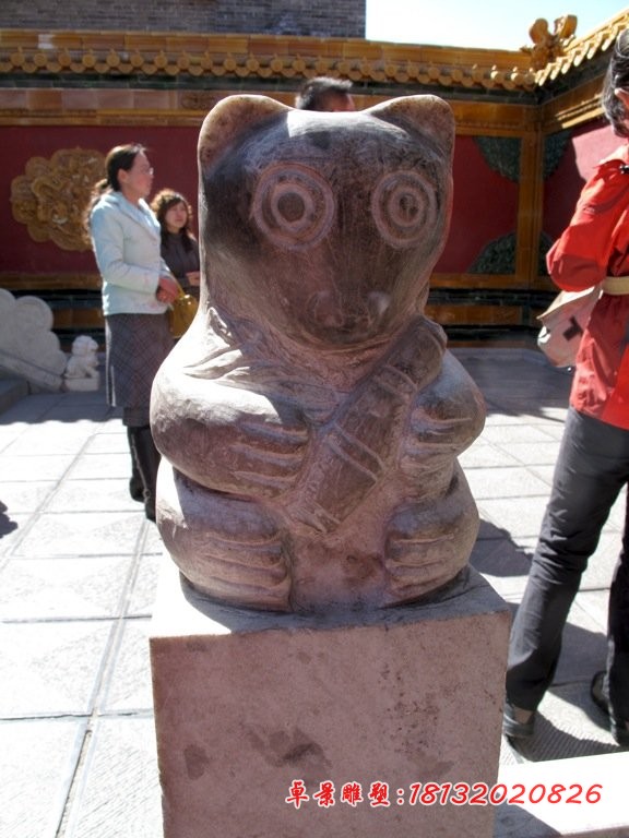 吃竹子的熊猫石雕，公园动物石雕