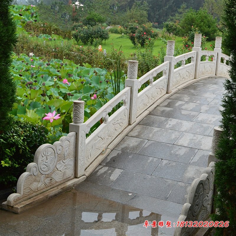 公园石桥栏板，荷花浮雕栏板