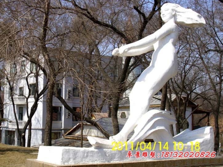 汉白玉冲浪的女孩石雕  公园人物石雕