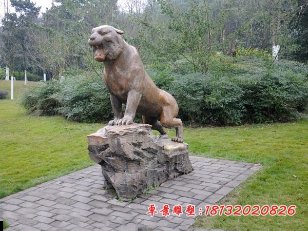 山上的老虎石雕，公园动物石雕