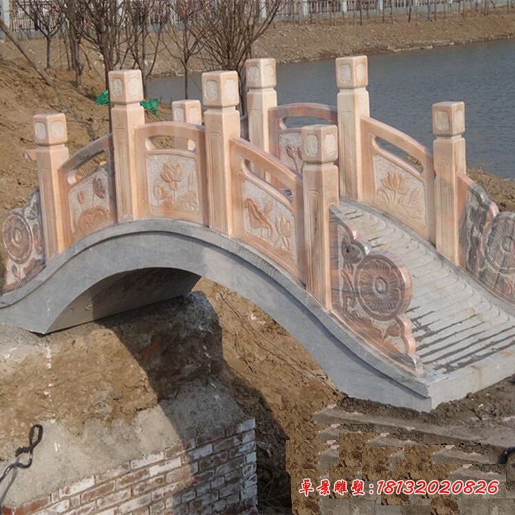 石雕晚霞红拱桥石雕，公园小桥