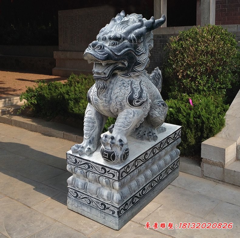 踩球麒麟石门墩，青石门墩