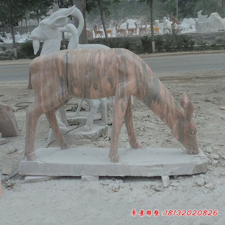 吃草的梅花鹿石雕 晚霞红公园动物石雕