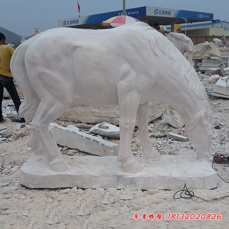 大理石低头吃草的马 公园石雕马
