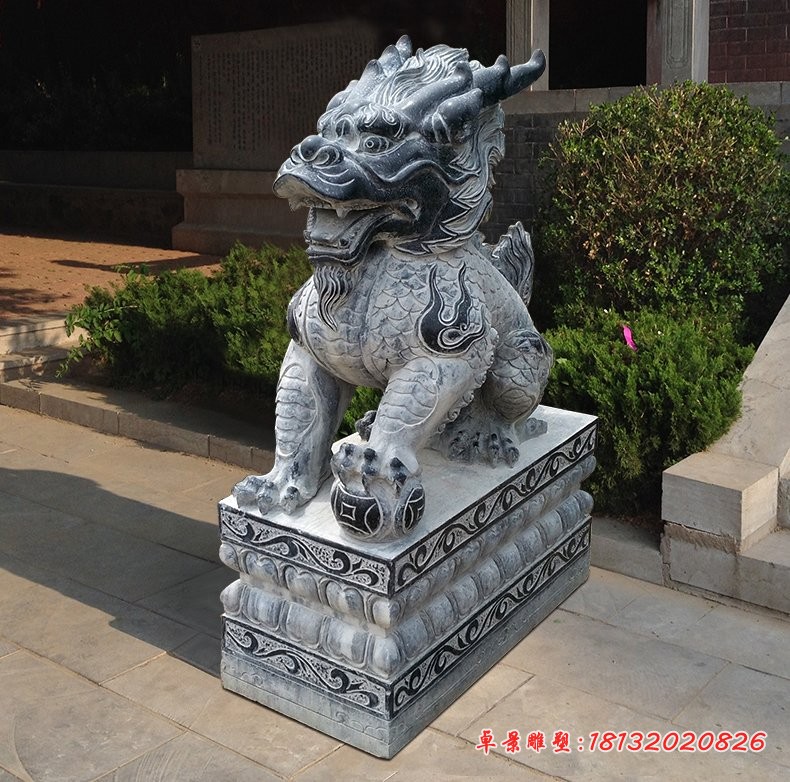 青石门墩，踩球麒麟石门墩