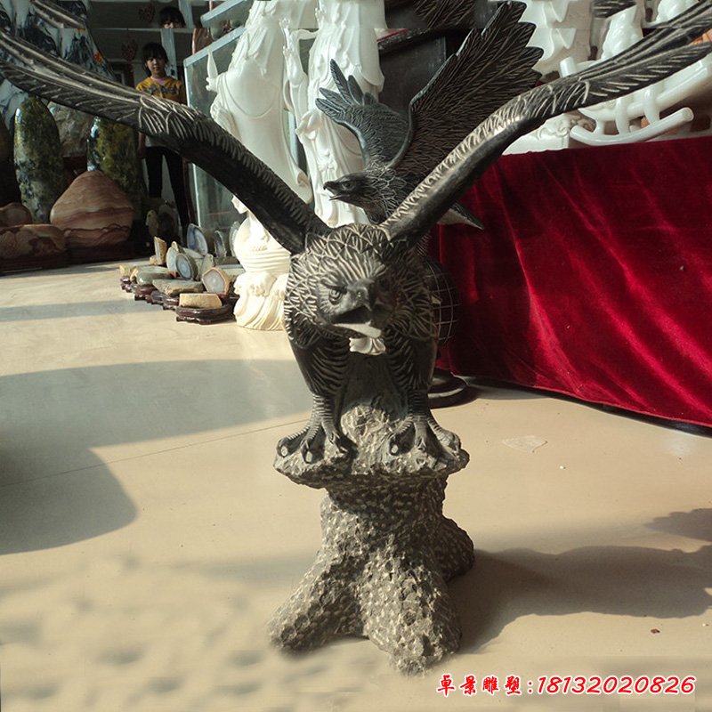 青石老鹰雕塑，雄鹰石雕