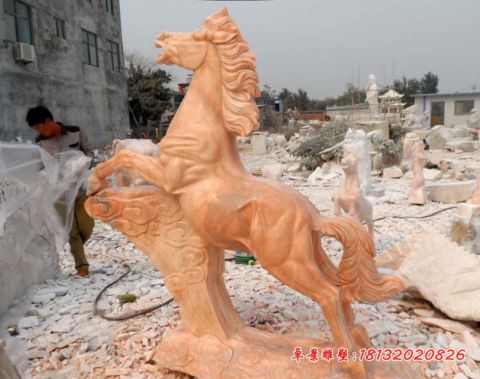 晚霞红公园立马石雕