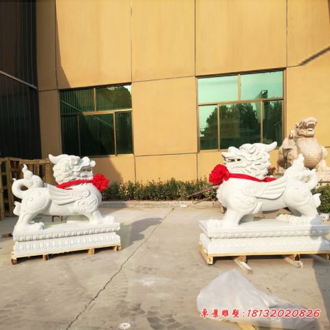 汉白玉立式招财貔貅石雕