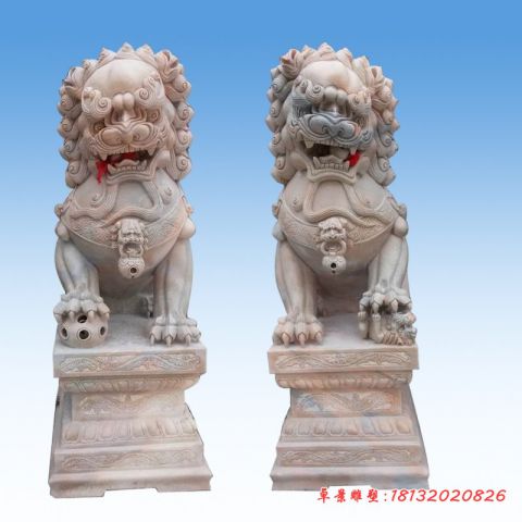 晚霞红坐式踩球狮子石雕