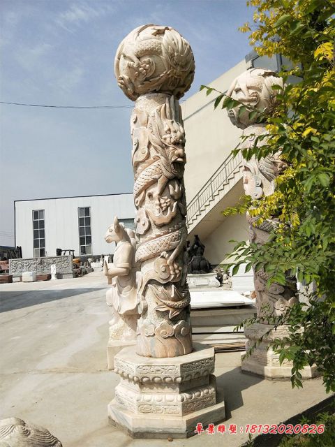 晚霞红广场石雕龙柱