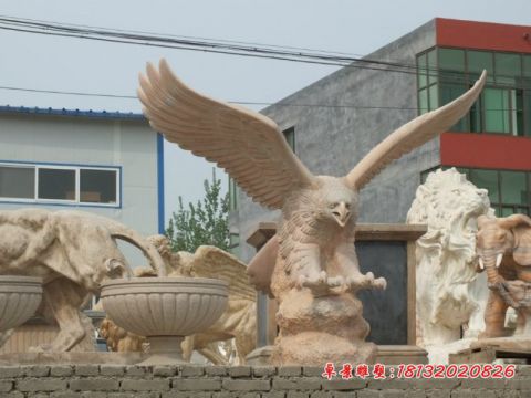 晚霞红动物展翅老鹰石雕