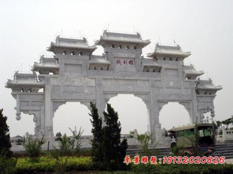 广场三门九楼石雕牌坊