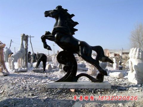 公园中国黑石雕马