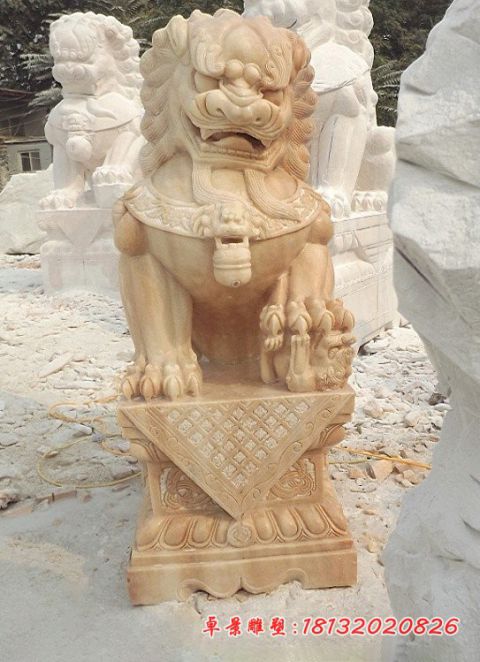 门口晚霞红狮子石雕