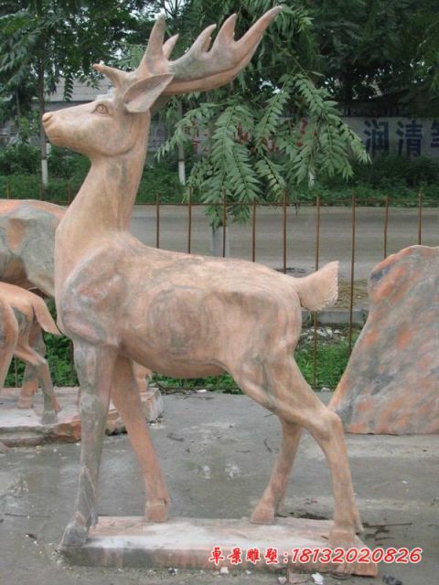 晚霞红公园动物石雕鹿