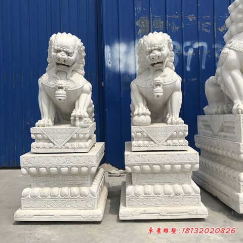 门口汉白玉踩球狮子