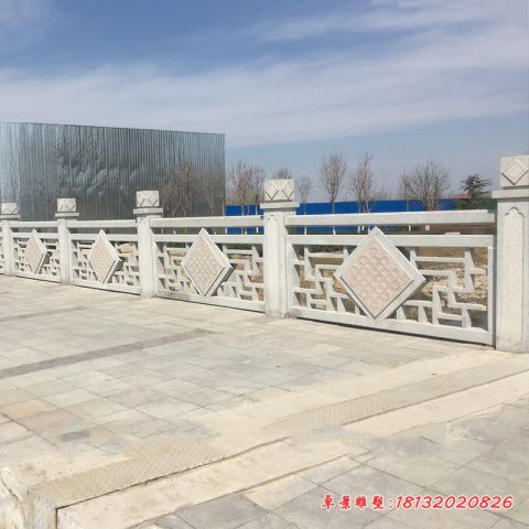 河道镂空栏板石雕