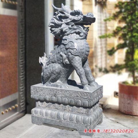 门前坐式麒麟石雕