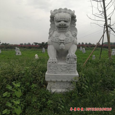 门前坐式石雕狮子