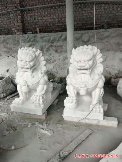 汉白玉门前踩球狮子石雕