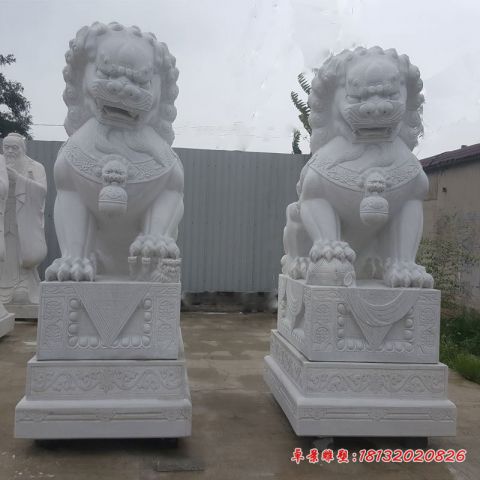 门前大型狮子石雕