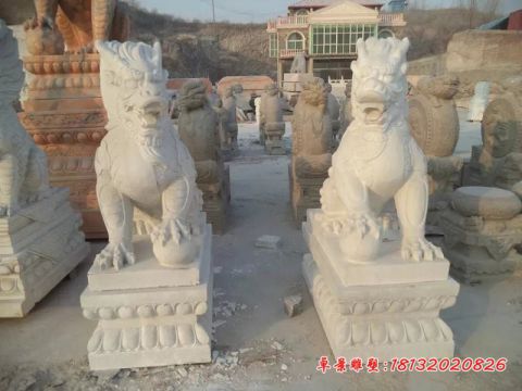 门前坐式踩球麒麟石雕