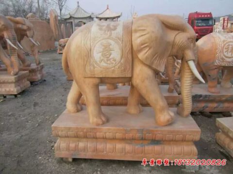 晚霞红门前如意石雕大象