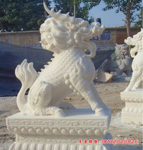 汉白玉门口坐式麒麟石雕