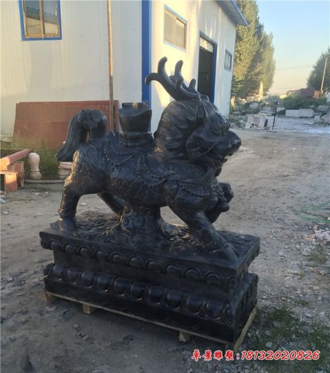 门口青石驮宝麒麟石雕