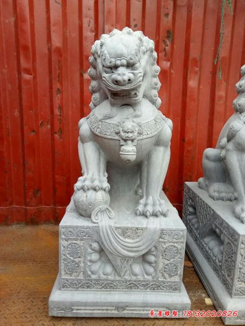 大理石门前狮子石雕