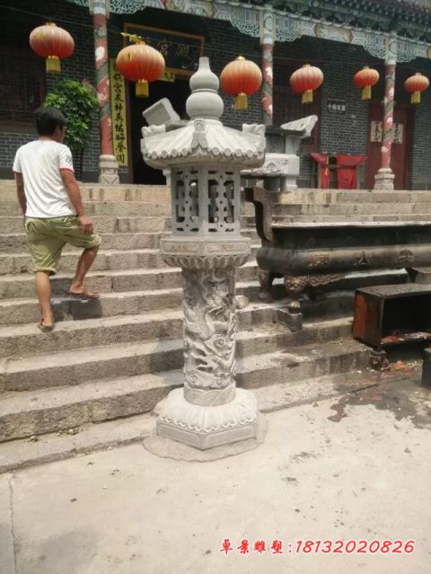 寺庙龙浮雕石灯