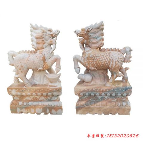 晚霞红门前麒麟石雕