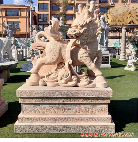 门口晚霞红吐水麒麟石雕