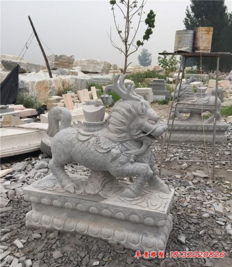 门前驮宝麒麟石雕