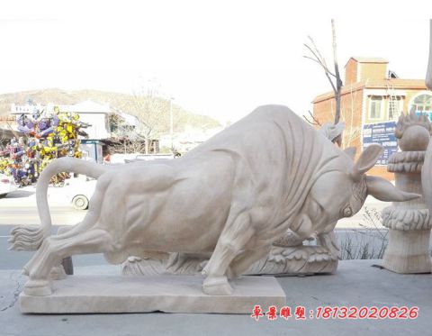 广场晚霞红开荒牛雕塑